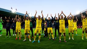 La communion des joueurs ukrainiens avec les supporters après leur victoire en Ecosse, le 1er juin 2022