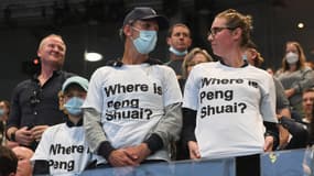 Des spectateurs avec des t-shirts "Where is Peng Shuai ?" lors de la finale de l'Open d'Australie le 29 janvier 2022.