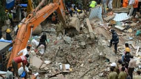 Les sauveteurs dégagent les corps de six victimes après l'effondrement d'un immeuble dans la banlieue de Bombay, en Inde