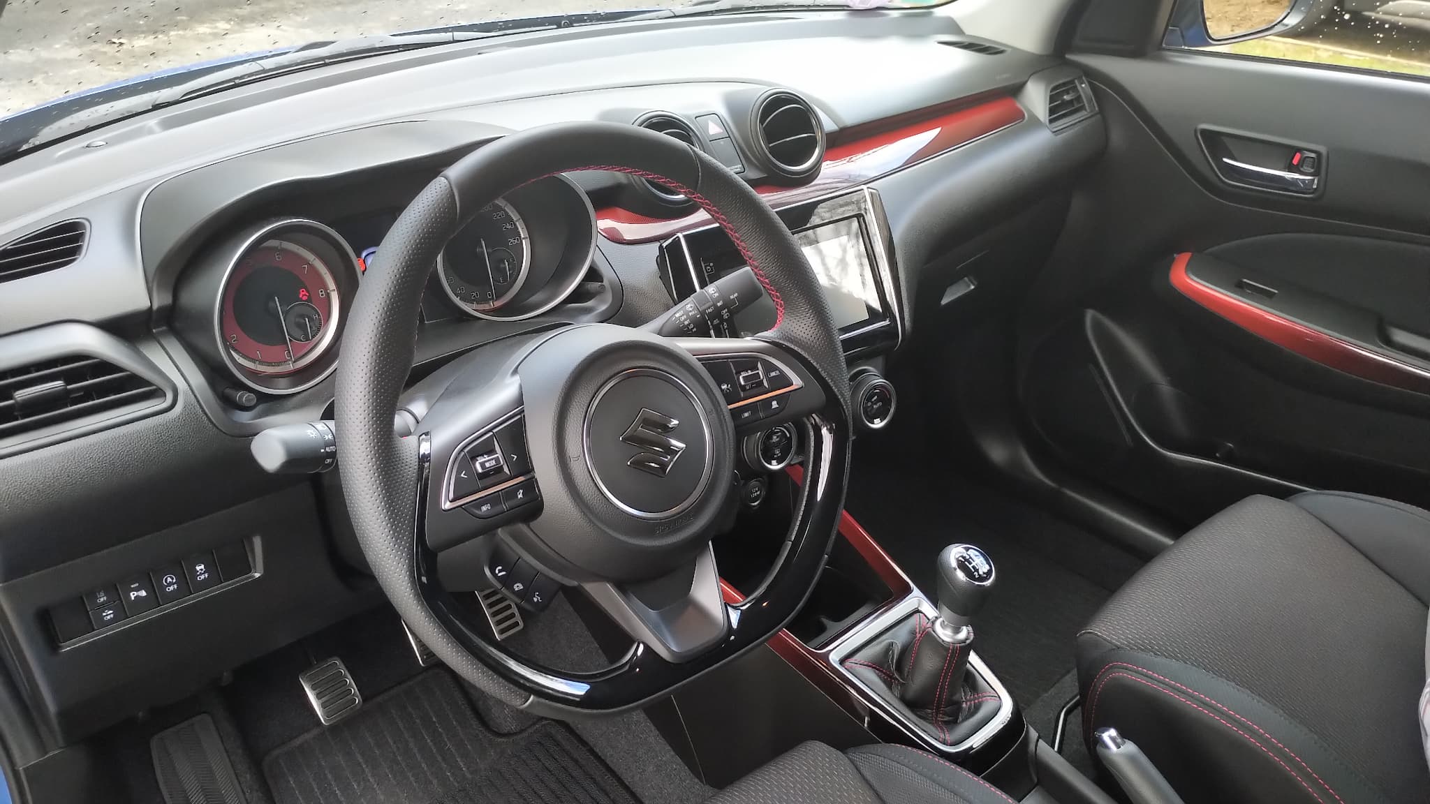 L'habitacle de cette Suzuki Swift Sport.