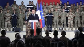 Emmanuel Macron s'adresse aux troupes françaises lors d'une cérémonie à la base du 5e régiment de cuirassiers à Zayed Military City, près d'Abou Dhabi, le 21 décembre 2025.
