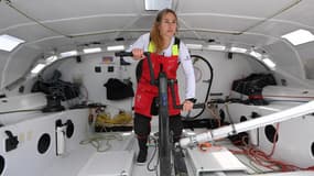 La navigatrice Violette Dorange à bord de son IMOCA "DeVenir" pendant la préparation du Vendée Globe, avril 2024 