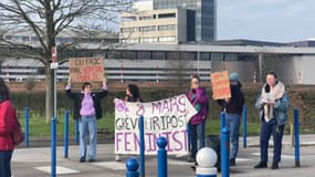 Des militantes d'un collectif lillois de luttes féministes mobilisées devant la maternité Jeanne de Flandre de Lille (Nord) le mercredi 6 mars 2024, pour demander plus de moyens pour l'hôpital public et appeler à la grève féministe le 8 mars.