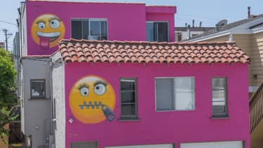 Californie Des Emoticones Peints Sur Une Maison Rose Bonbon Affolent Le Voisinage