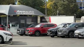 Des voitures d'occasion chez un concessionnaire automobile