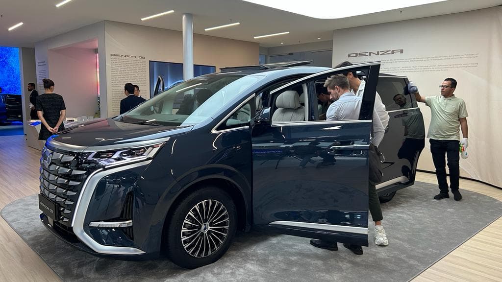 Le grand van de la marque premium de BYD, le Denza D9.