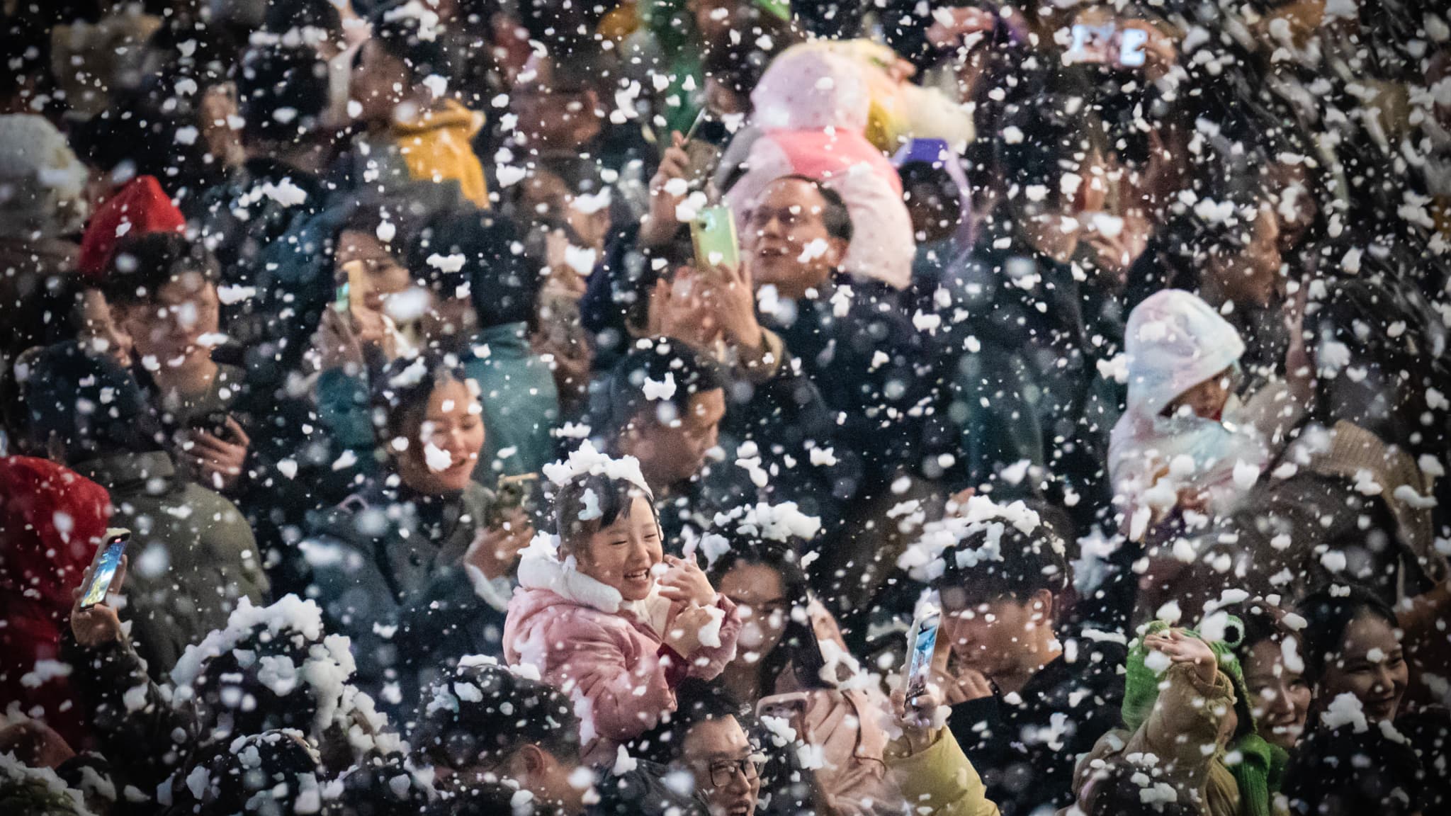De la mousse projetée en l'air pour simuler de la neige dans la municipalité de Chongqing, dans le sud-ouest de la Chine, le 24 décembre 2023.