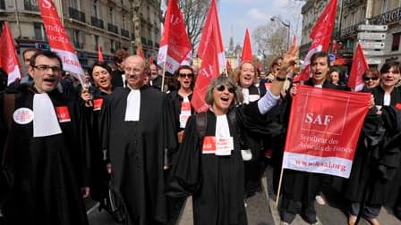 Plusieurs milliers de magistrats et d'acteurs du système judiciaire manifestent à Paris pour demander un plan d'urgence afin de remettre à flot un système miné par un manque de moyens. /Photo prise le 29 mars 2011/REUTERS/Philippe Wojazer