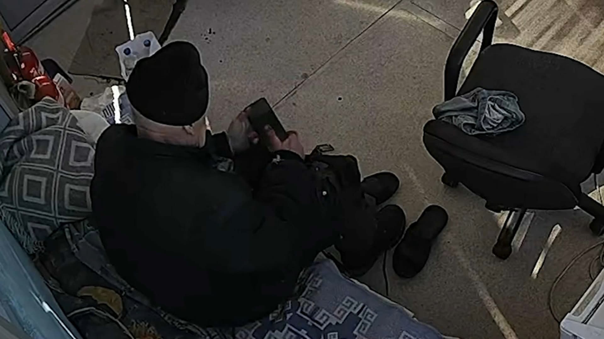 Deux civils non armés ont été abattus dans le dos par des soldats russes lors de l'offensive avortée de l'armée russe au début de la guerre. L'un d'eux, Leonid, 68 ans, a pu se relever pour passer deux appels avant de mourir de ses blessures Deux civils non armés ont été abattus dans le dos par des soldats russes lors de l'offensive avortée de l'armée russe au début de la guerre. L'un d'eux, Leonid, 68 ans, a pu se relever pour passer deux appels avant de mourir de ses blessures
