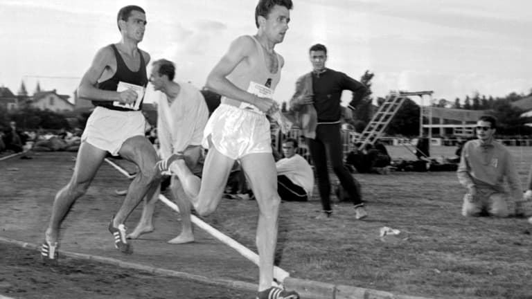 Lors de cette course à Melun le 24 juin 1965, Michel Jazy battit deux records du monde, celui des deux miles (8'22"6/10) et au passage celui du 3000 (7'49"). Il mène ici devant l'Australien Ron Clarke.