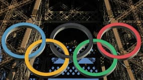 Les anneaux olympiques sur la tour Eiffel à Paris, le 6 septembre 2024