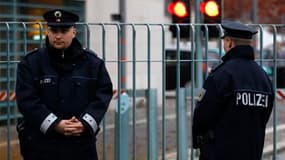 Policiers devant la Chancellerie fédérale à Berlin où a été découvert un colis suspect. L'enquête est en cours. /Photo prise le 2 novembre 2010/REUTERS/Fabrizio Bensch