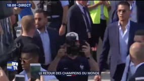 Des survêtements aux costumes, les Bleus sont en route pour les Champs-Elysées 