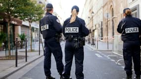 Trois policiers devant la synagogue Nazareth, rue de la Roquette à Paris.