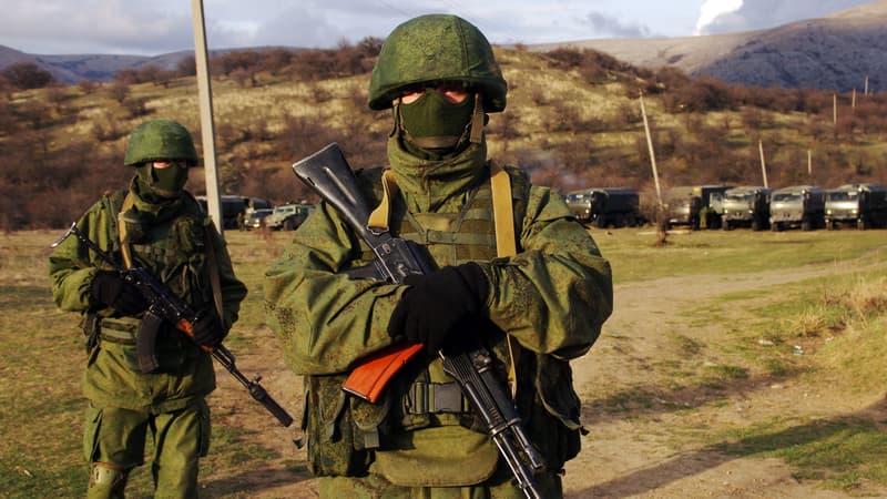 Des soldats russes posent alors qu'ils bloquent une base militaire ukrainienne, proche de celle de Simféropol