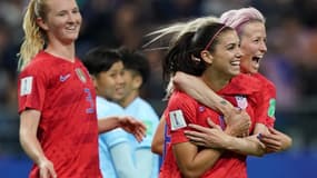 Alex Morgan, félicitée par sa coéquipière Megan Rapinoe. 