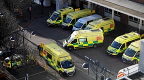Des ambulances devant l'hôpital de Leeds, en Angleterre 