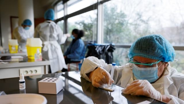 Analyse d'un test antigénique à Saint-Denis, le 21 janvier 2021
