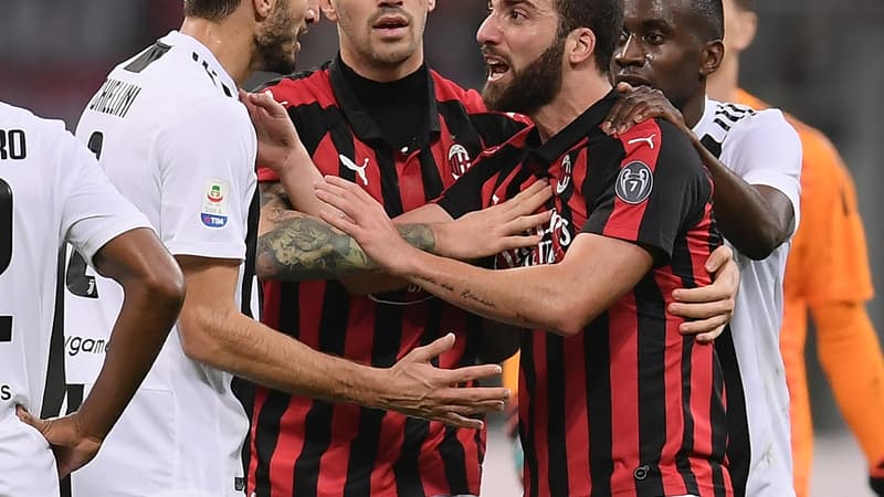 Giorgio Chiellini face à Gonzalo Higuain