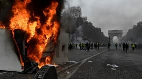 Une remorque en feu sur les champs-Elysées - Bertrand Guay - AFP