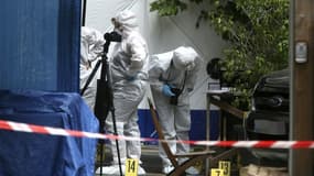 Des experts de la police judiciaire sur une scène de crime où un homme a été abattu à la terrasse d'un café le 18 juin 2020 dans le centre d'Ajaccio en Corse.
