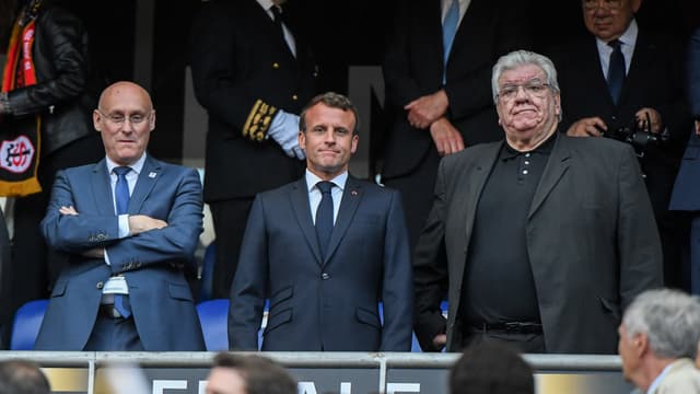 Bernard Laporte à la tête de la FFR et Paul Goze à celle de la LNR encadrent Emmanuel Macron lors de la finale du Top 14 2019