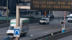 Panneaux invitant les automobilistes, le 12 décembre 2013, à réduire leur vitesse en raison d'un pic de pollution.