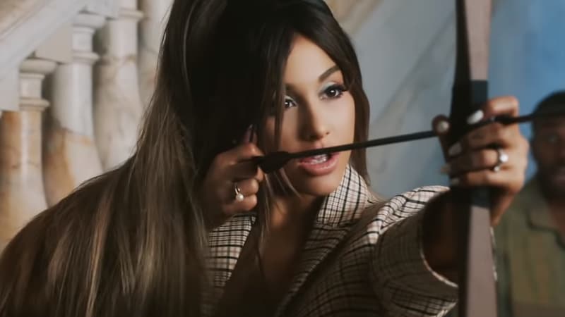 Ariana Grande dans le clip de "Boyfriend"