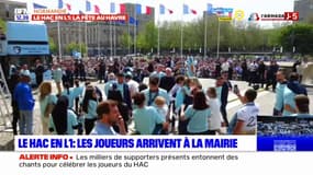 Le Havre: les supporters du HAC acclament les joueurs à leur arrivée à la mairie