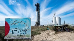 La fusée Starship de SpaceX, et son propulseur Super Heavy, à la base spatiale Starbase, le 10 février 2022 près de Boca Chica, dans le sud du Texas, 