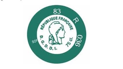 La capsule à l'effigie de Marianne est obligatoire depuis 1960 pour les bouteilles et récipients de vin de trois litres au plus, pour lesquels les droits ont été acquittés. La capsule à l'effigie de Marianne est obligatoire depuis 1960 pour les bouteilles et récipients de vin de trois litres au plus, pour lesquels les droits ont été acquittés.