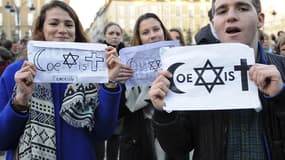 Jeunes manifestants tenant des affichettes "Coexist", à Rennes, le 11 janvier, où 115.000 personnes sont descendus dans la rue en hommage aux 17 victimes des frères Kouachi et d'Amedy Coulibaly.