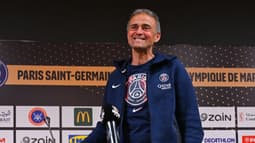 Luis Enrique tout sourire en conférence de presse avant un match du PSG contre l'OM, le 7 janvier 2026