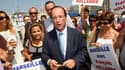 François Hollande s'est efforcé lundi de contourner la polémique entourant le fonctionnement de la fédération socialiste des Bouches-du-Rhône, tout en se déclarant "vigilant" lors d'une visite à Marseille. /Photo prise le 11 juillet 2011/REUTERS/Philippe