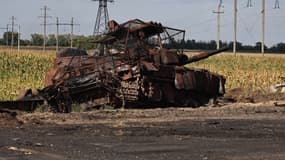Un char russe détruit à l'extérieur de la ville russe de Sudzha, dans la région de Koursk, le 16 août 2024. (Photo d'archive)