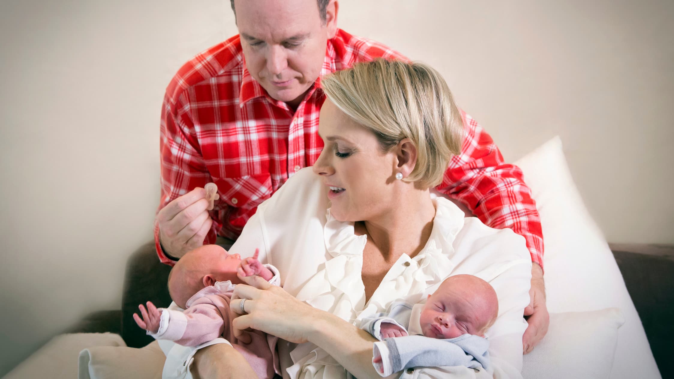 Gabriella et Jacques entourés de leurs parents, Albert II et Charlène de Monaco. Gabriella et Jacques entourés de leurs parents, Albert II et Charlène de Monaco.