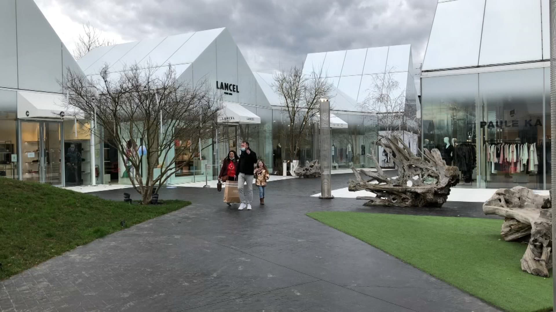 Nord-isère: les commerçants s'inquiètent de la possible ouverture de the village tous les dimanches