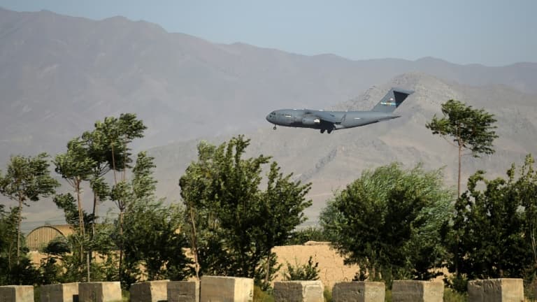 Un avion de transport américain atterrit à la base de Bagram le 1er juillet 2021 dans le cadre du départ des troupes américaines d'Afghanistan