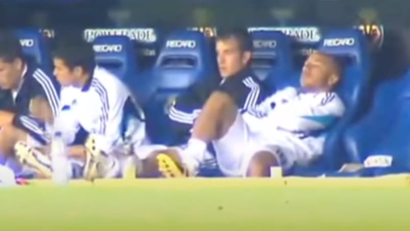 La sieste de Julien Faubert face à Villarreal lors de la saison 2008/2009 de Liga. La sieste de Julien Faubert face à Villarreal lors de la saison 2008/2009 de Liga.