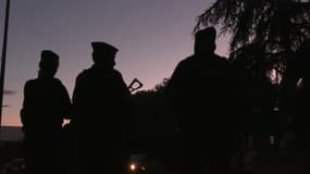 Des CRS déployés à Nîmes le 21 juillet 2025 pendant un couvre-feu pour mineurs.