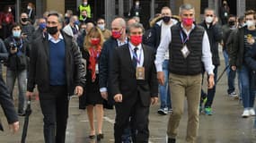 Joan Laporta entouré par sa garde rapprochée, dont Enric Masip