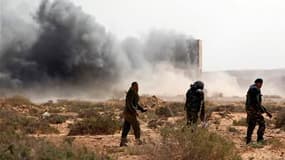 Insurgés sur la route entre Ras Lanouf et Bin Djaouad. La contre-offensive des forces libyennes pour reprendre les villes tombées depuis trois semaines aux mains des rebelles hostiles au régime de Mouammar Kadhafi s'est poursuivie jeudi alors que l'Occide