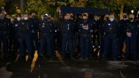 Des policiers réunis le 9 mai 2021 près des Champs-Élysées, à Paris, en hommage à leur collègue Eric Masson, tué à Avignon.