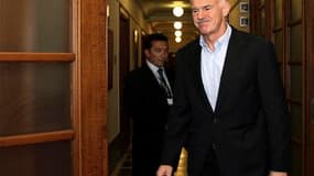 Le Premier ministre grec George Papandreou à son arrivée au parlement Athènes, avant l'adoption par le gouvernement du projet de budget 2012. Selon des sources, la Grèce manquera les objectifs de déficit qui lui ont été assignés par ses bailleurs de fonds