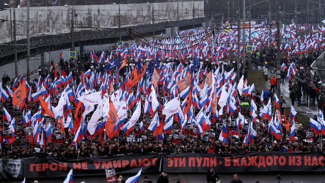 Des milliers de moscovites sont dans les rues de la capitale dimanche en hommage à Boris Nemtsov.