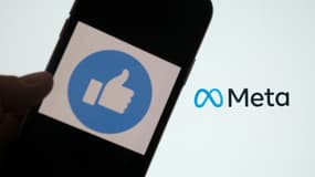 Le logo de Meta derrière un smartphone utilisant Facebook, le 28 octobre 2021 à Los Angeles