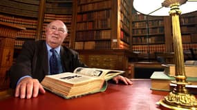 Lucien Neuwirth posant dans la bibliothèque de l'Assemblée nationale en 2007.