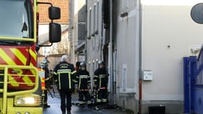 Des pompiers devant la maison incendiée à Charly-sur-Marne, dans l'Aisne, le 6 février 2023
