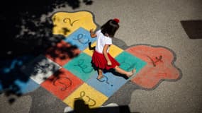 Une écolière joue dans la cour de récréation le premier jour de la rentrée scolaire à l’école primaire La Roseraie de Marseille. Le 2 septembre 2024.