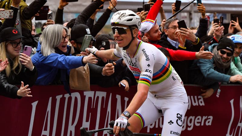 Le coureur slovene Tadej Pogacar salue les fans lors des Strade Bianche le 8 mars 2026 2256740